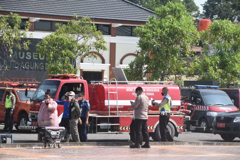 Memutus Penyebaran Covid-19, Forkopimda Kabupaten Demak Gelar Penyemprotan Disinfektan