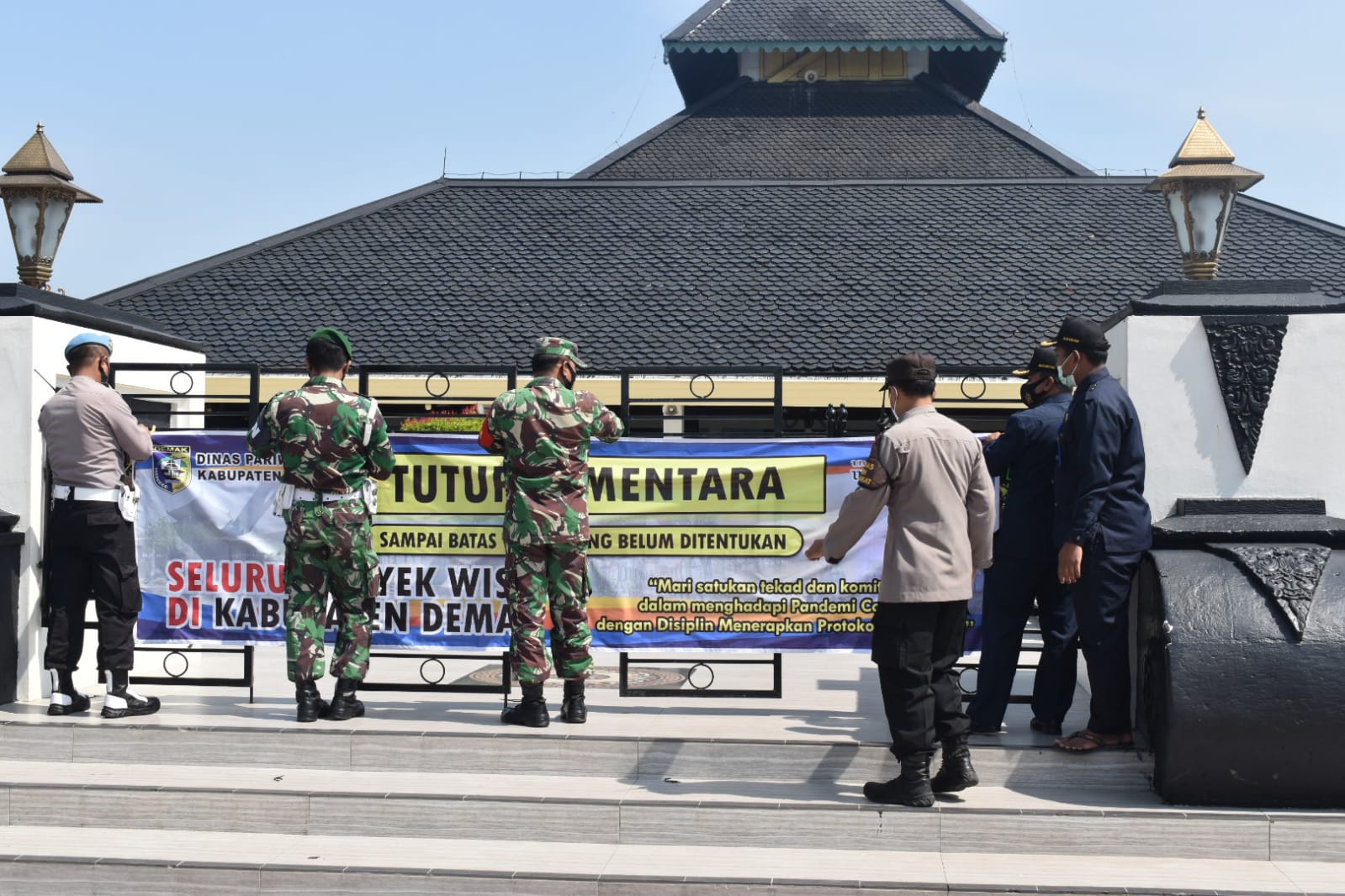 Masuk Kategori Zona Merah, Destinasi Wisata Masjid Agung Demak Ditutup