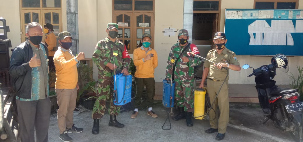 Memutus Penyebaran Covid-19, Babinsa Tajuk Bersama Satgas Covid-19 Lakukan Penyemprotan Disinfektan