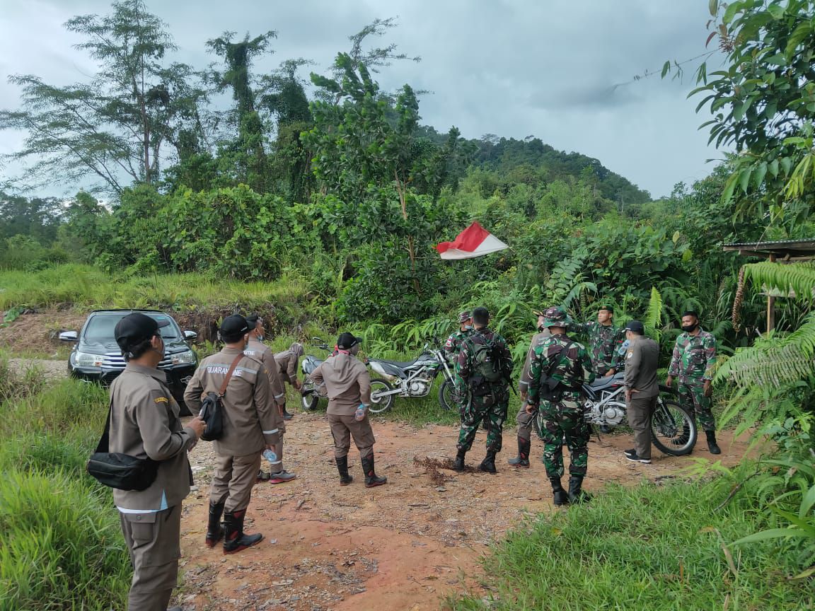 Pastikan Wilayah Perbatasan Aman, Satgas Pamtas Yonif Mekanis 643/Wns Lakukan Patroli Bersama Badan Karantina Pertanian