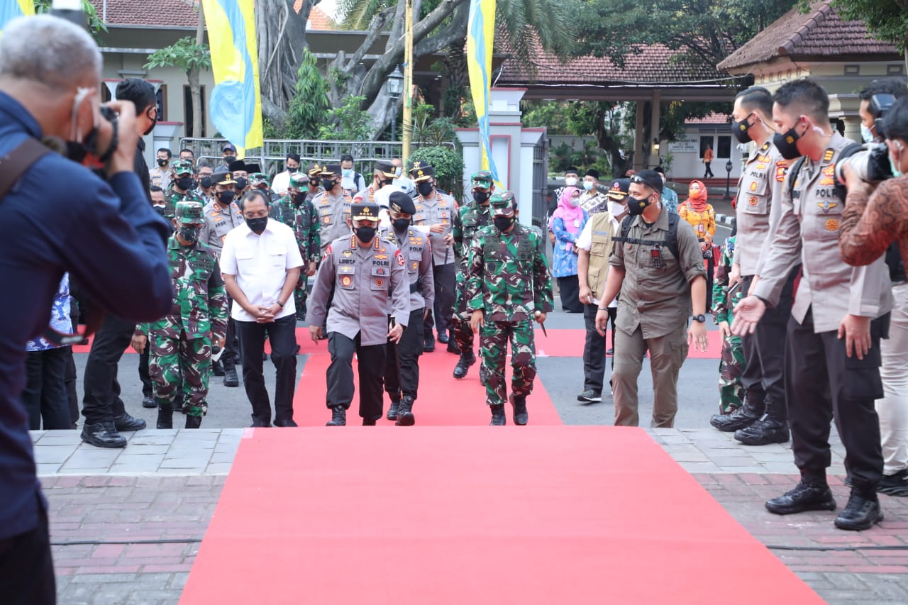 Panglima TNI Bersama Kapolri Pimpin Apel Satgas Penanganan Covid-19 di Lamongan