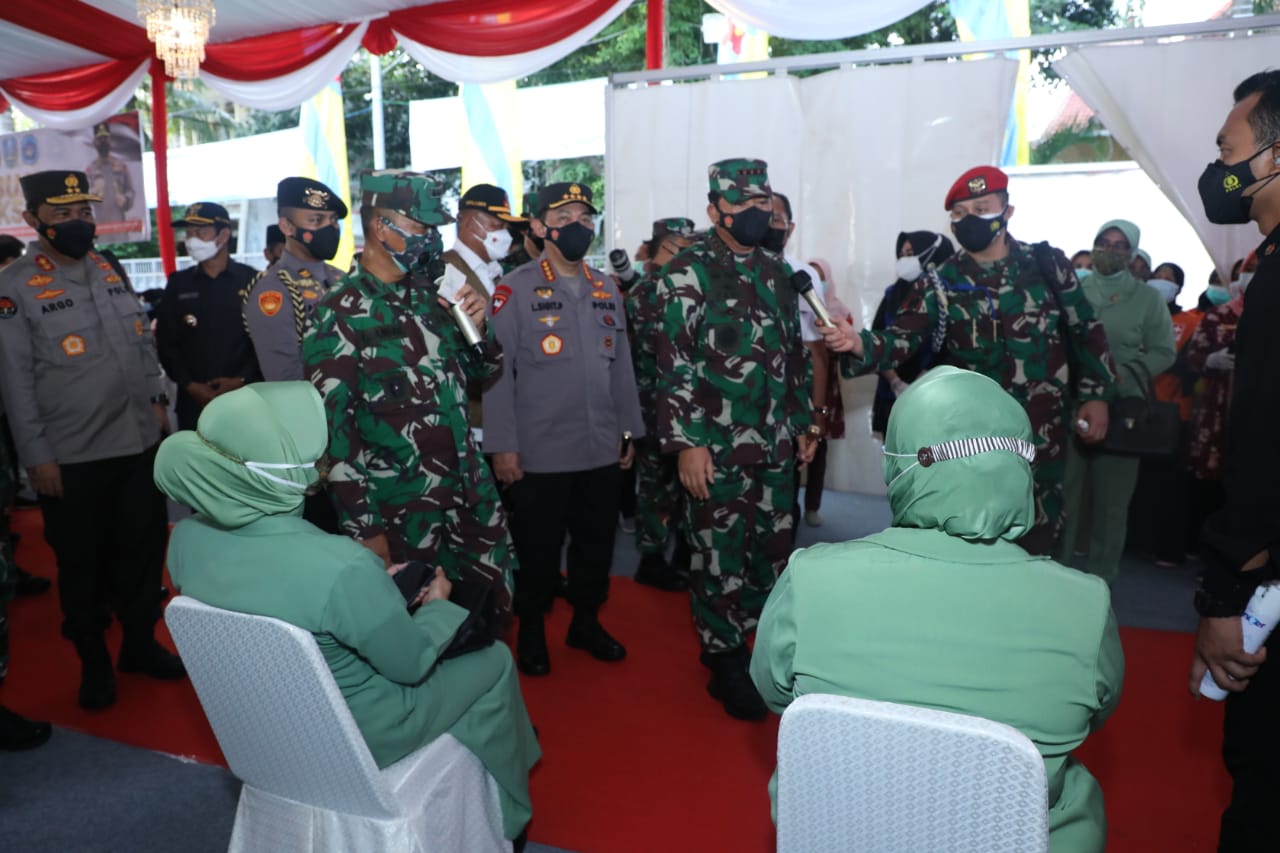 Panglima TNI Tinjau Serbuan Vaksinasi di Lamongan