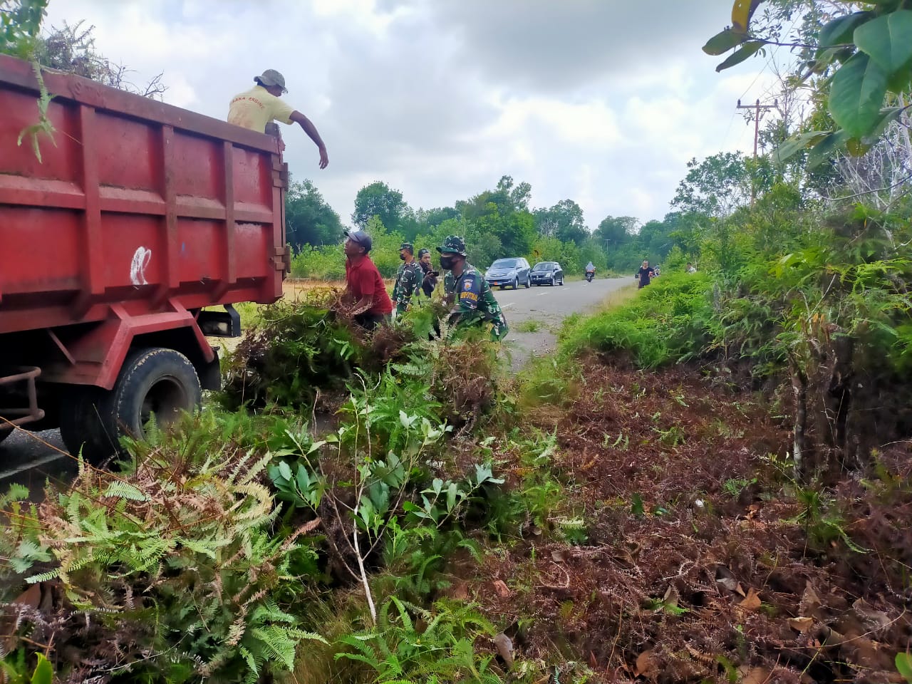 Jaga Kebersihan Lingkungan Bersama  Babinpotmar Goro dan Masyarakat KBN