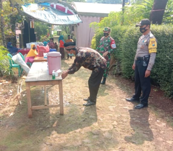 Cegah Penyebaran Covid 19 Di Wilayah Binaannya, Babinsa Koramil 07/Ngrambe Pantau Pelaksanaan Hajatan