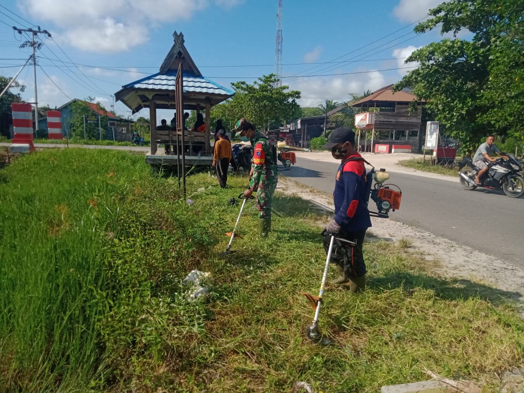 Jelang Lomba Kampung Sehat, Babinsa Koramil 1015-07/Mentaya Hilir Utara Ajak Warga Gotong Royong