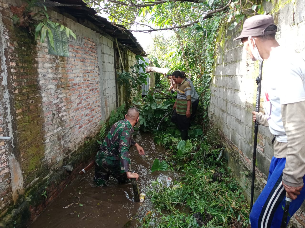 Baninsaramil 1015-09/Baamang Gelar Jumat Bersih, Aliran Sungai dan Selokan