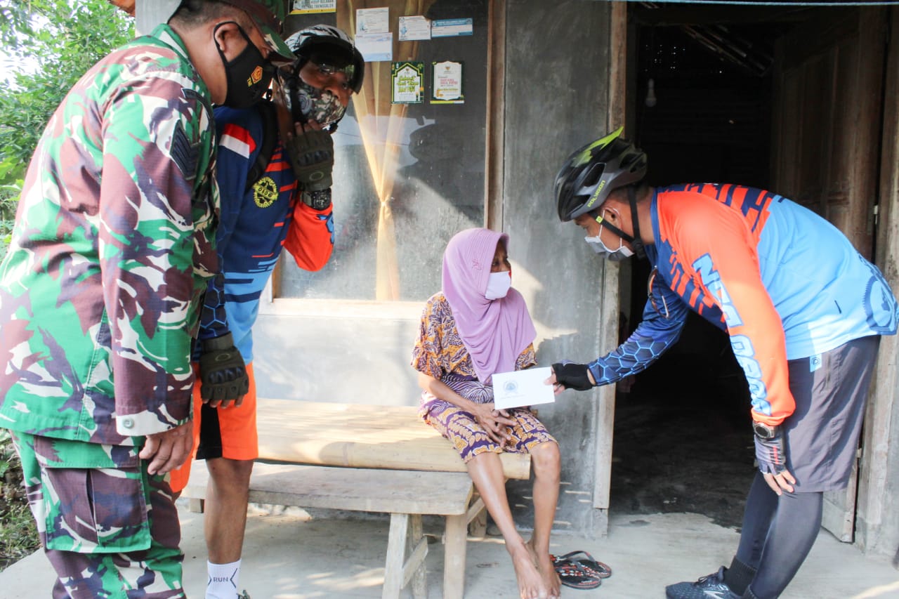 Sambil Gowes, Dandim 0806/Trenggalek Bagikan Santunan Bagi Warga Kurang Mampu