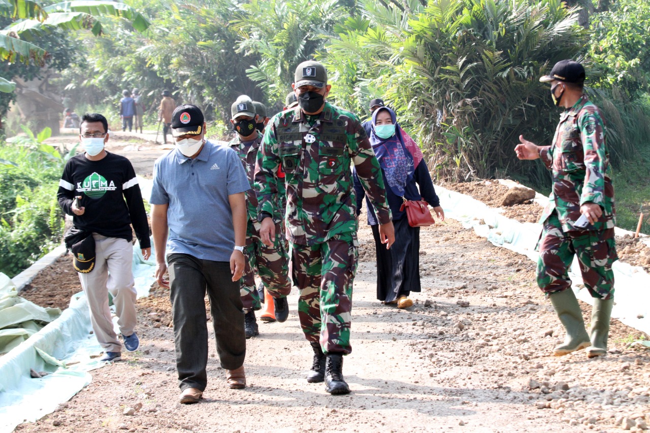 Pastikan TMMD Ke 111 Kabupaten Cianjur Berjalan Baik, Letkol Kav Ricky Tinjau Lokasi di Ciandam