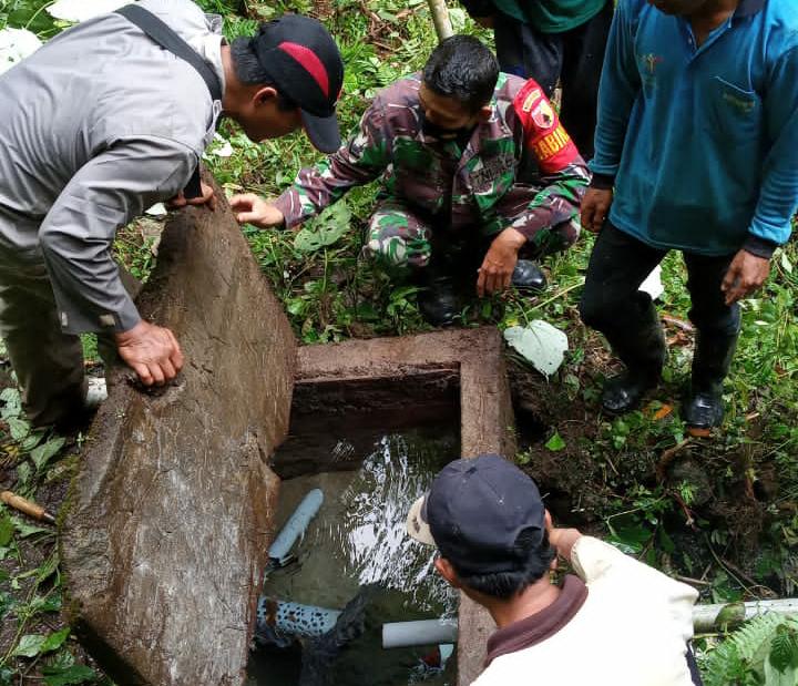 Pastikan Kebutuhan Air Bersih Lancar, Babinsa Bersama Warga Cek SAB