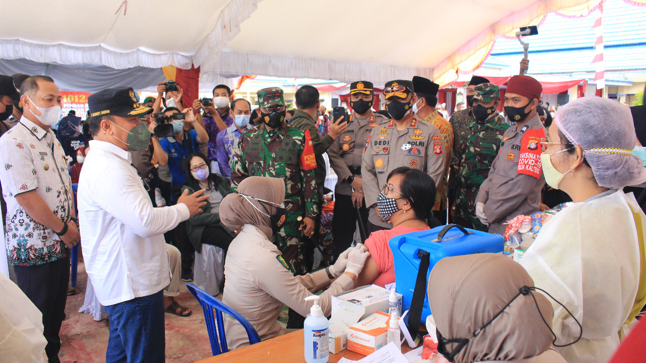 Dukung Percepatan Vaksinasi, Kapolda Kalteng Bersama Gubernur dan Danrem Tinjau Vaksinasi Massal di Barsel