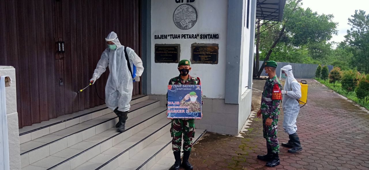 Batalyon Infanteri 642/Kapuas Laksanakan Penyemprot Desinfektan