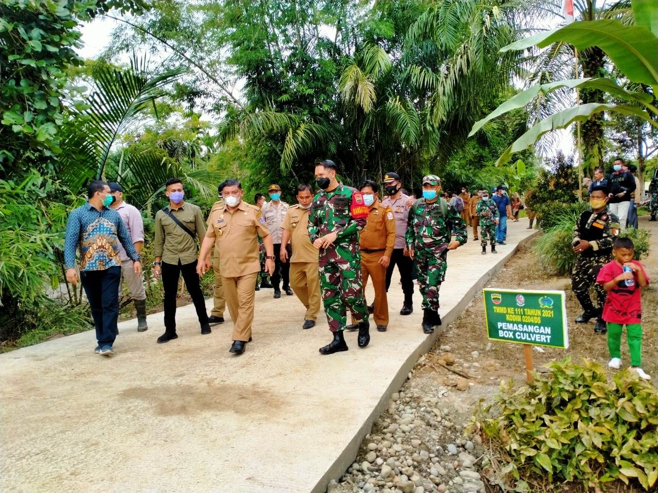 Dansatgas TMMD 111 Kodim 0204/DS Dampingi Wabup DS Tinjau Lokasi Sasaran Fisik