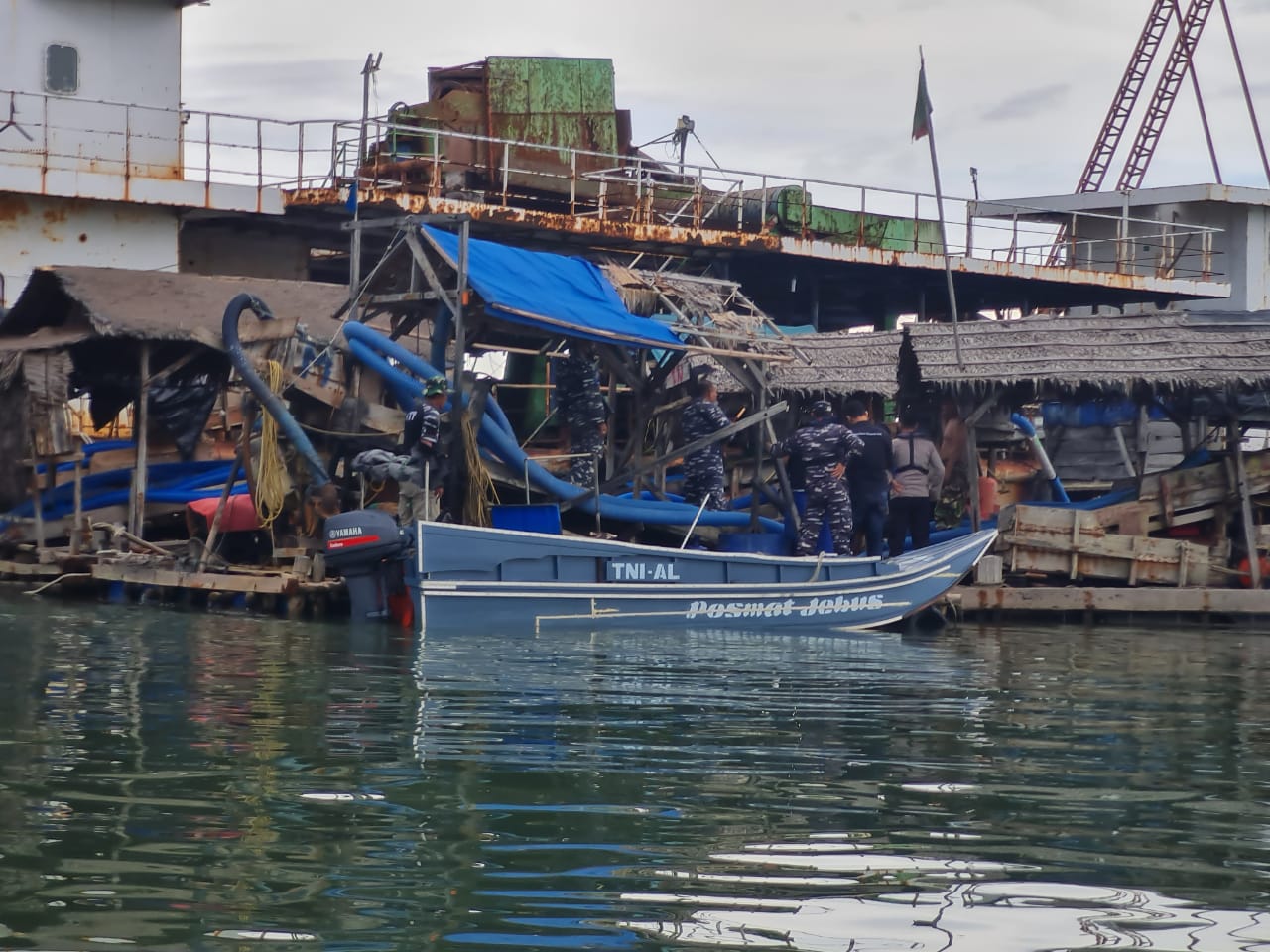 Lanal Babel Laksanakan Penertiban Ponton Selam di Teluk Kelabat Babel