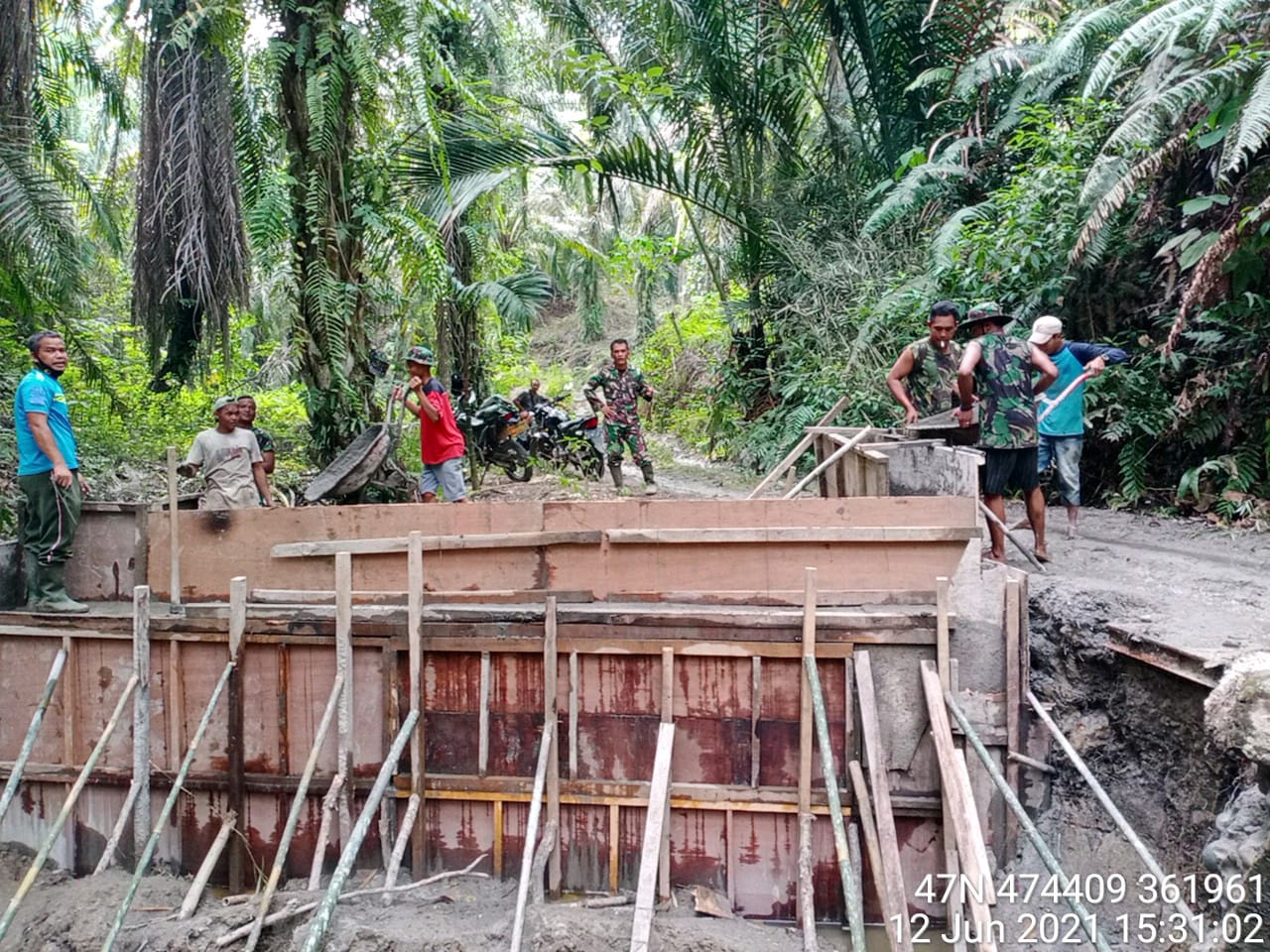 Kompak, Satgas dan Warga Kebut Pembangunan Jembatan TMMD 111 Kodim 0204/DS