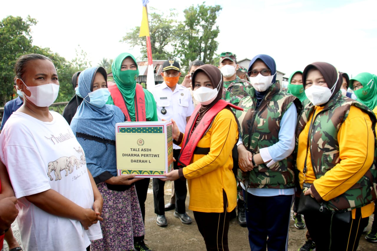 Dharma Pertiwi Daerah L Bagikan Sembako Untuk Warga Terdampak Covid-19 di Bantaran Sungai Kapuas