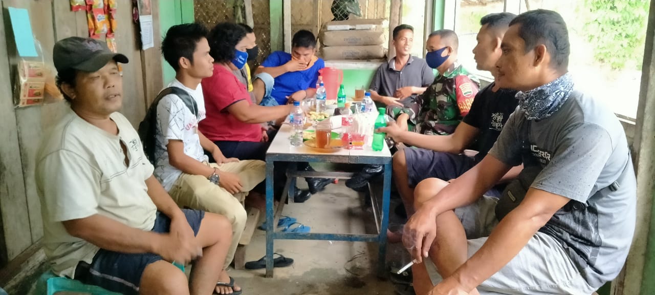 Manfaatkan Waktu Istirahat, Satgas TMMD Komsos di Warung Kopi