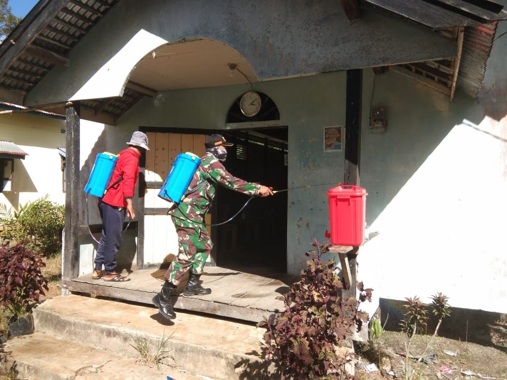 Koramil 02/Sejangkung Lakukan Penyemprotan Disinfektan