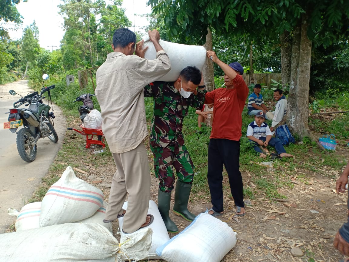 Kiat Personel Satgas Rebut Hati Rakyat di Lokasi TMMD Kodim DS