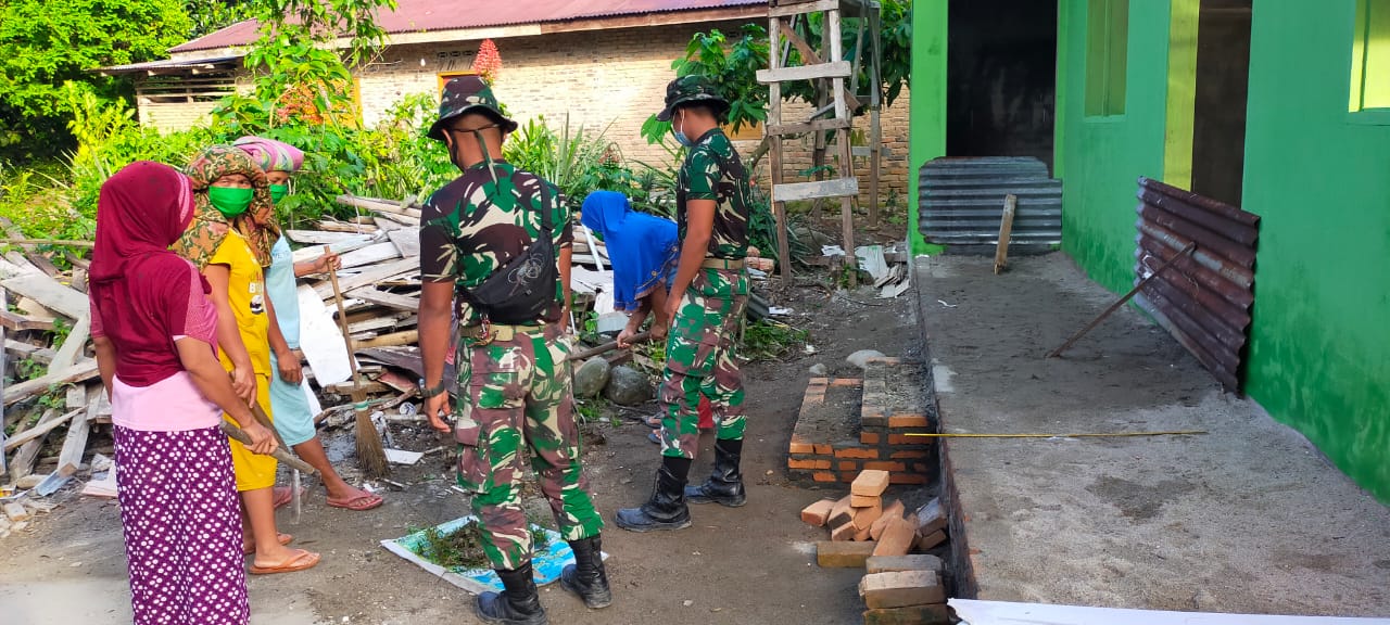 Malu Berpangku Tangan, Emak-Emak Dusun VIII Ikut Bantu Satgas TMMD