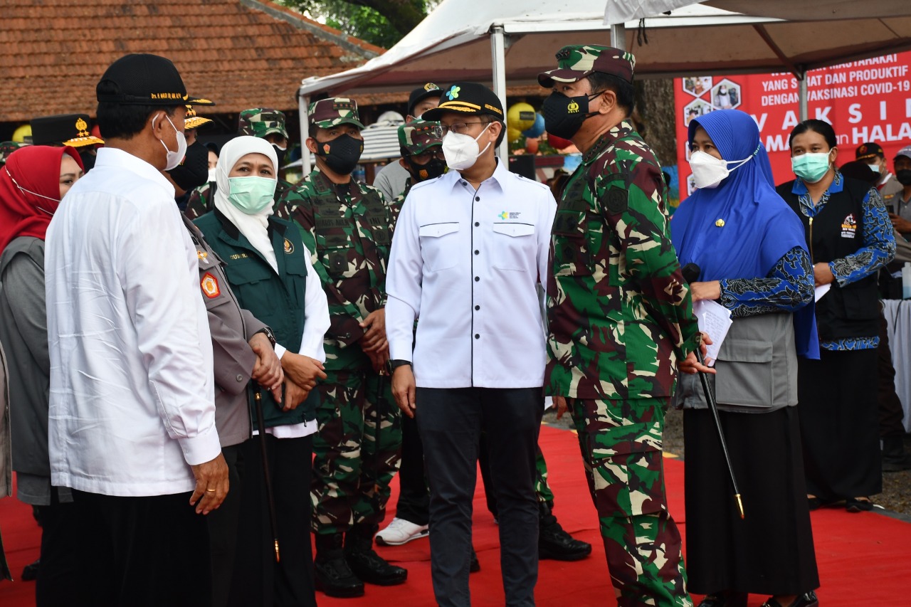 Danrem 081/DSJ Dampingi Panglima TNI dan Kapolri Tinjau Vaksinasi dan Posko PPKM Mikro di Madiun