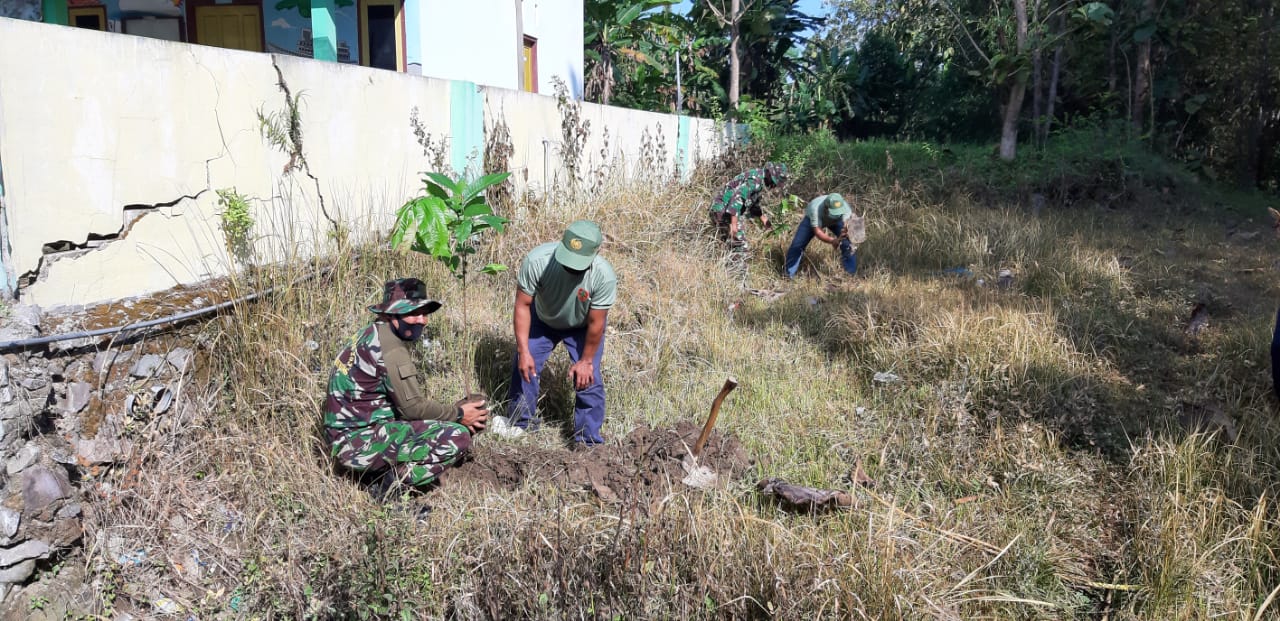 Kodim 0720/Rembang Bersama Masyarakat Laksanakan Karya Bhakti dan Penanaman Pohon Matoa di Desa Ngulaan