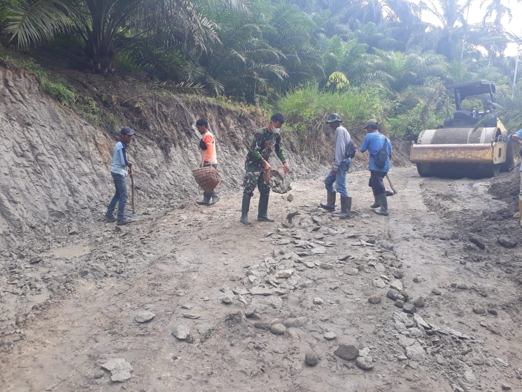 Satgas TMMD Kodim 0204/DS Terus Kebut Pemadatan Jalan dengan Sirtu