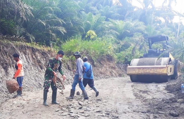 Deru Tandem Roller Terus Berpacu Padatkan Jalan TMMD Kodim 0204/DS