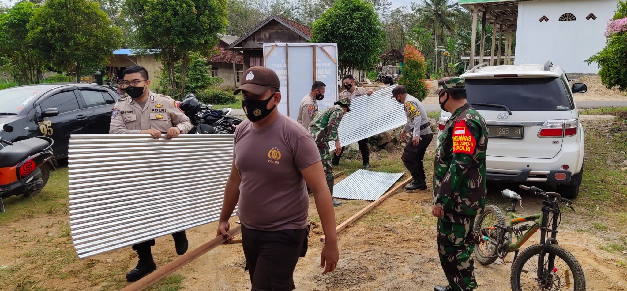 Dukungan Polri Dalam Pelaksanaan TMMD Ke 111 Kodim 1010/Tapin