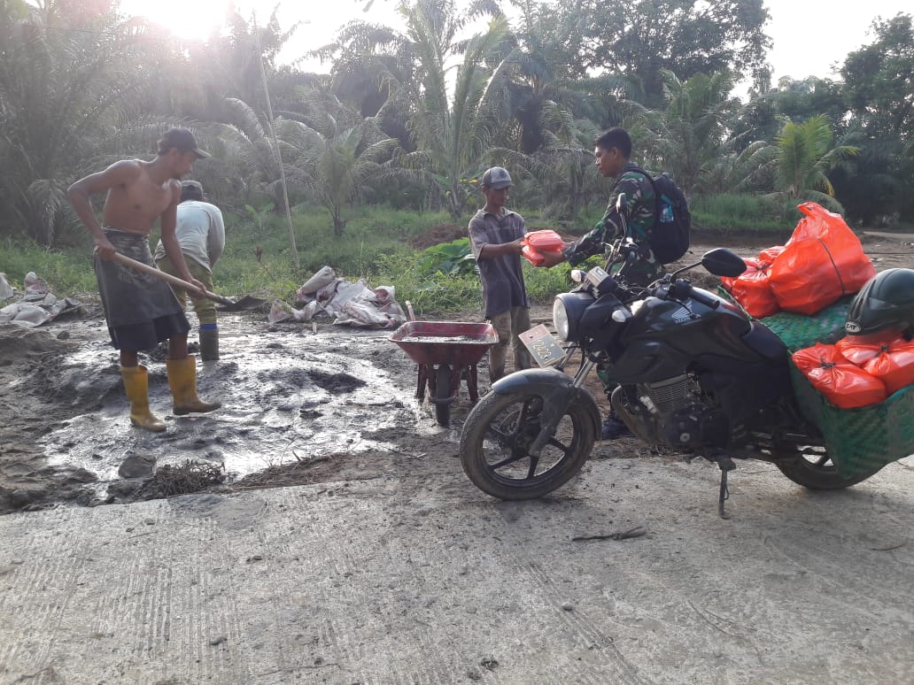 Jaga Semangat Gotong Royong Warga, Satgas TMMD Edarkan Nasi Bungkus Gratis