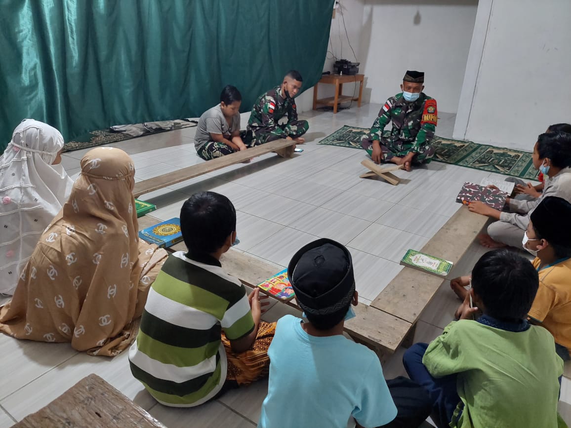 Bekali Ilmu Agama Sejak Dini, Satgas Pamtas Yonif Mekanis 643/Wns Ajari Mengaji Anak-anak Perbatasan