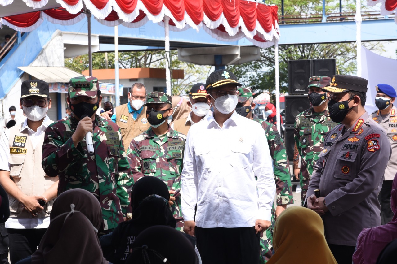 Pangkoarmada II Dampingi Panglima TNI Dan Kapolri Tinjau Serbuan Vaksinasi Hari Kedua