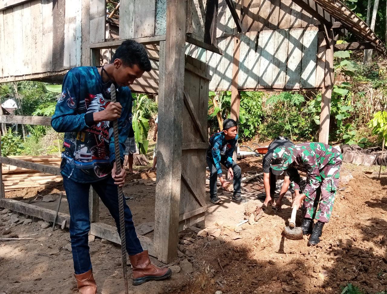 Relawan dan Babinsa Kerjakan Renovasi Rumah Mbah Slamet