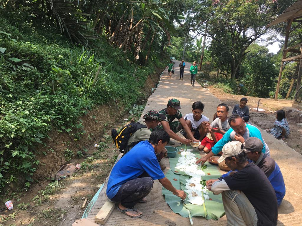 Beralaskan Daun Pisang, Satgas TMMD Kodim Cianjur Makan Bersama Warga