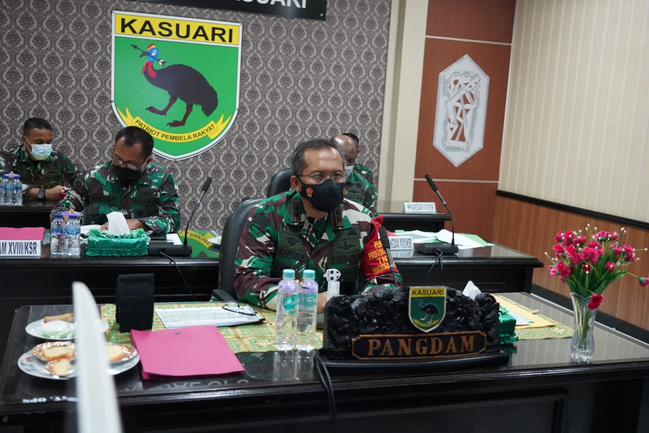 Kodam XVIII/Kasuari Ikuti Vicon Dengan Mabes TNI Tentang Pelaksanaan PPKM Mikro dan Program Vaksinasi Nasional