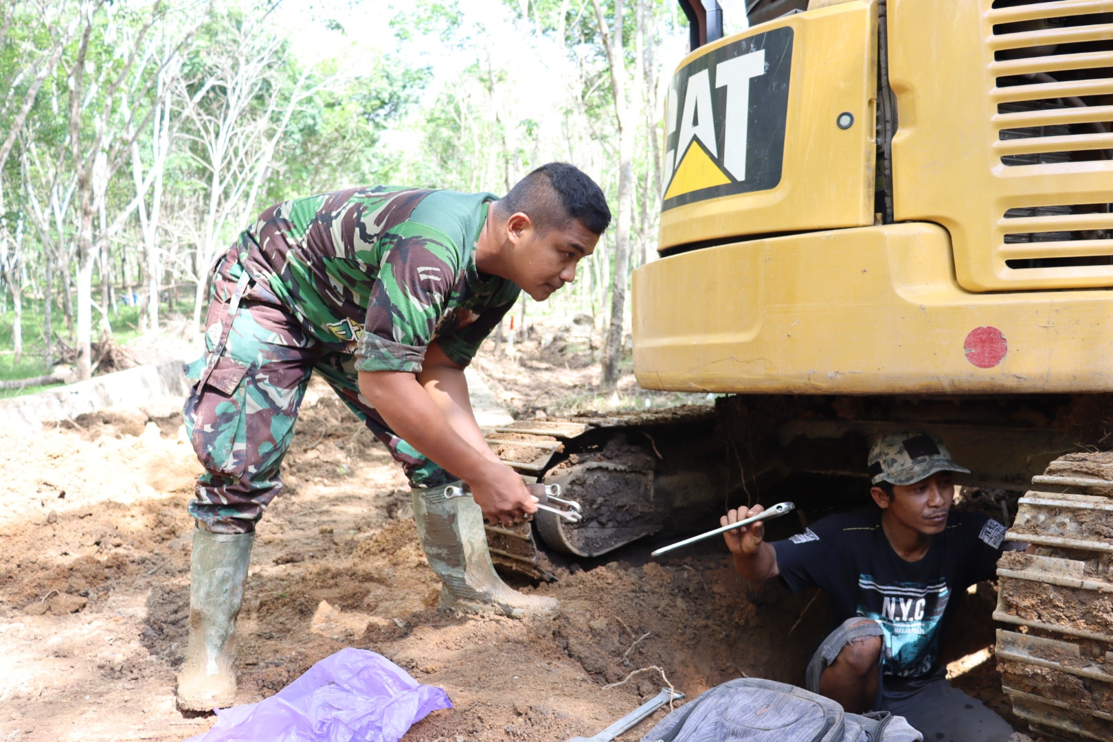 Dokter Alat Berat Langsung Didatangkan Satgas TMMD  Perbaiki Excavator 