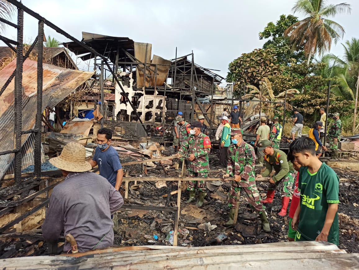 Koramil 1002-06/Barabai Gotong Royong Dilokasi Kebakaran Munti Raya Dalam