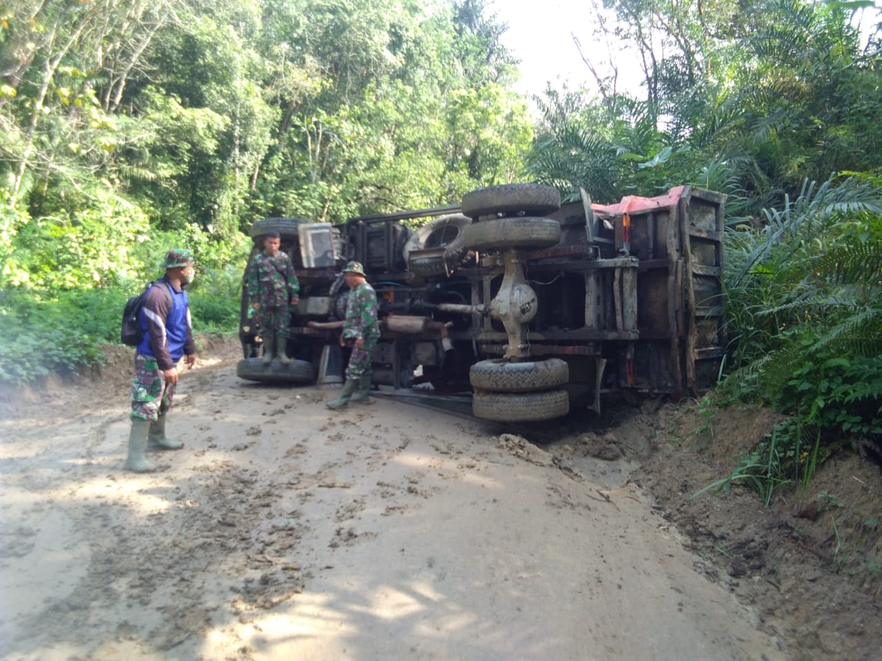 Gerak Cepat Satgas TMMD Kodim 0204/DS Evakuasi Truk Material Terguling