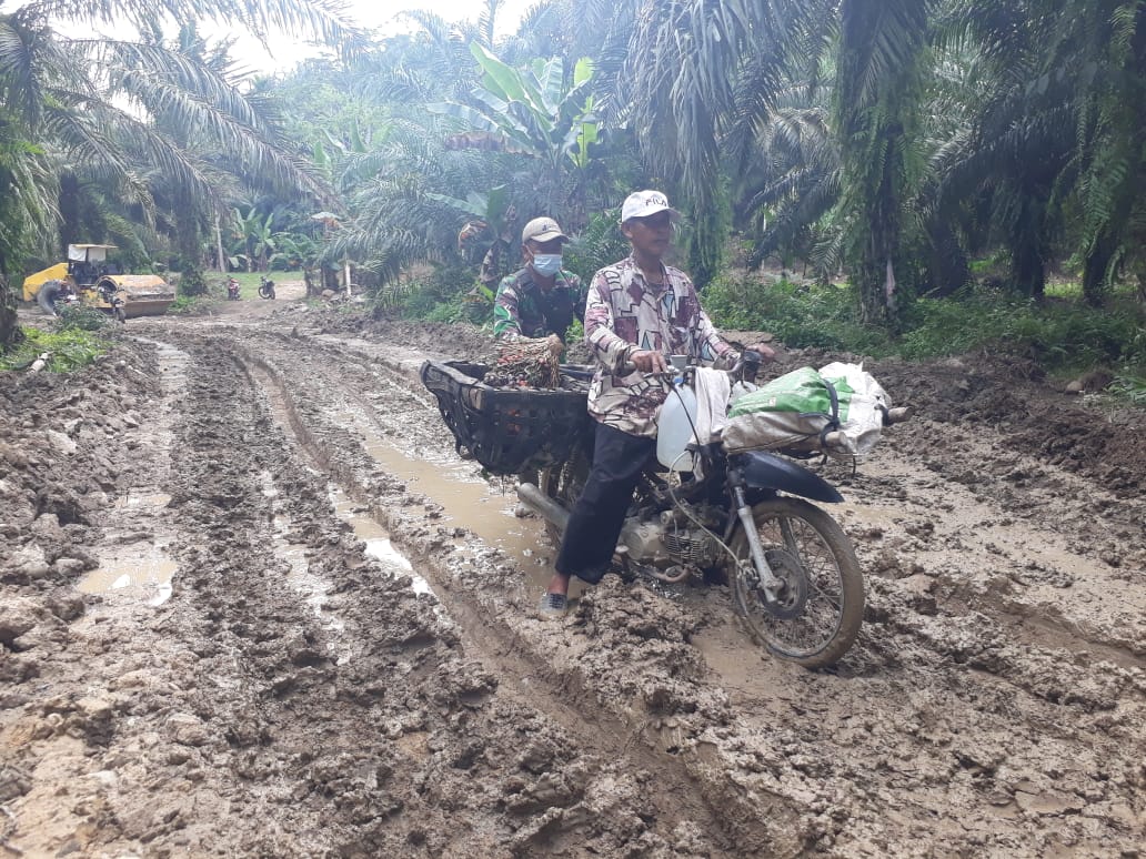 Meski Berkubang Lumpur, Warga Sudah Tak Sabar Lalui Jalan TMMD Kodim 0204/DS