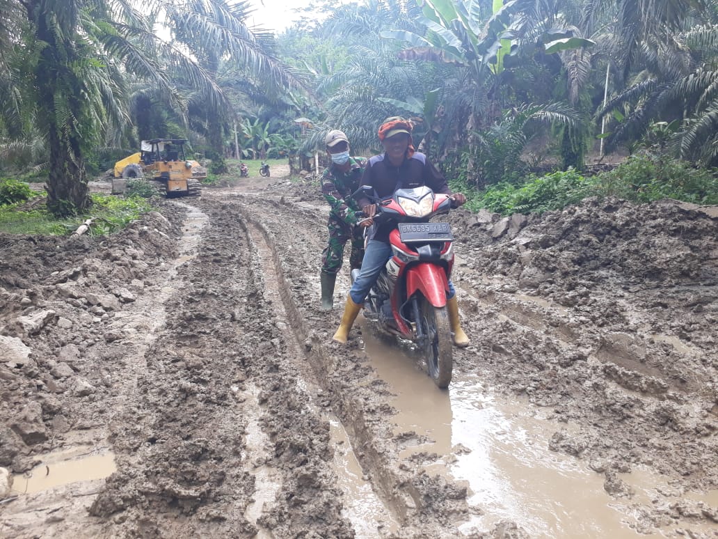 Jarak Lebih Dekat, Warga Pilih Lalui Jalan TMMD Kodim 0204/DS