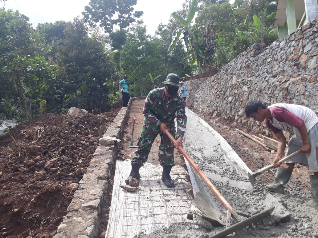 Melangsir Adukan Pengecoran Jalan, Talang Seng Solusinya