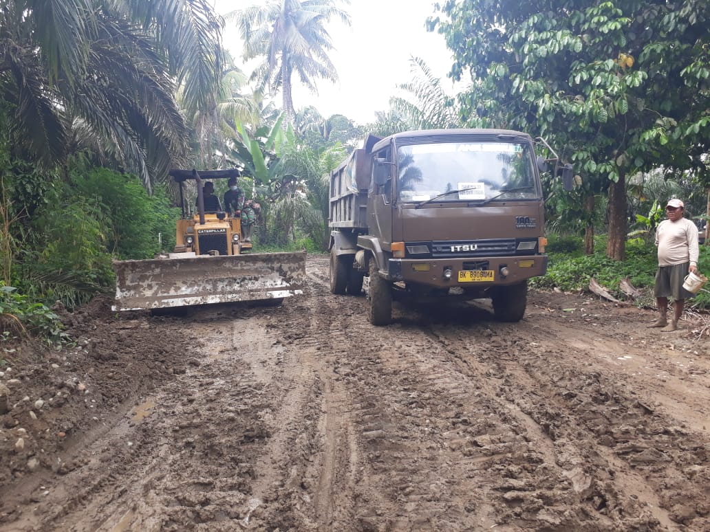 Percepat Perkerasan Jalan, Satgas TMMD Kodim 0204/DS Kembali Turunkan Bulldozer