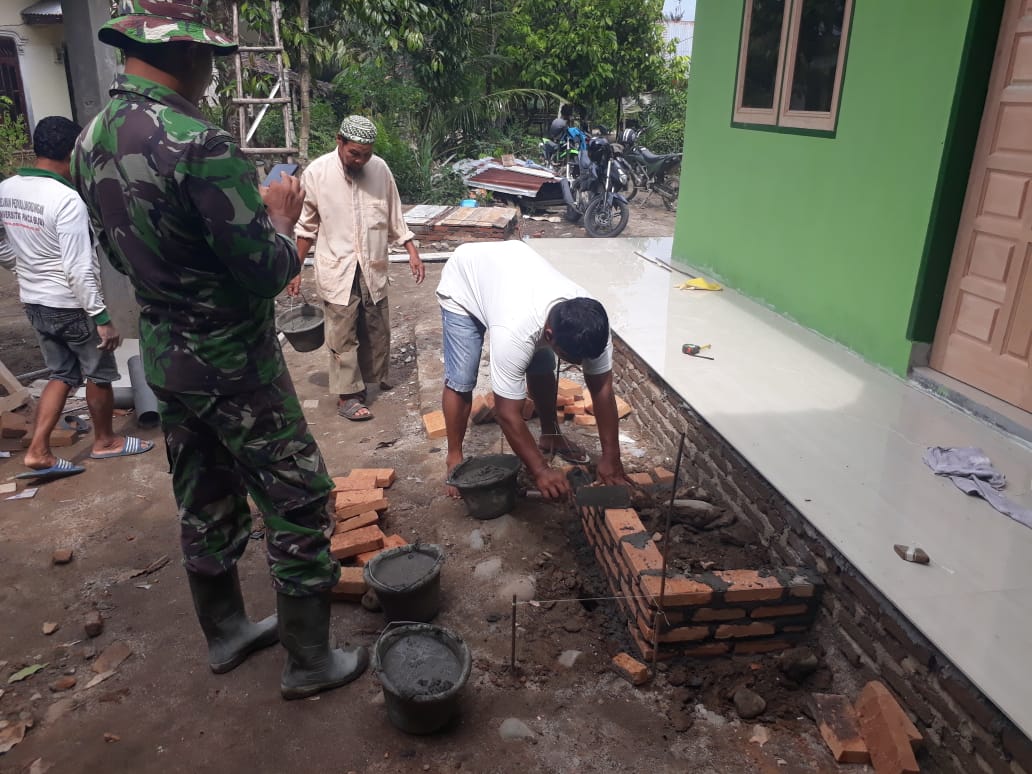 Satgas TMMD Kodim 0204/DS dan Warga Percepat Pemasangan Keramik Teras Al Kahfi Hampir