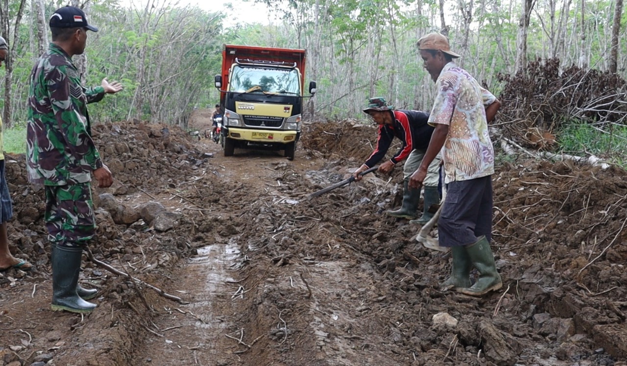 Optimalkan Pengerjaan Badan Jalan, Satgas TMMD Perlancar Masuknya Material