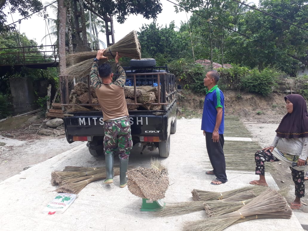 Ringankan Pekerjaan Warga, Satgas TMMD Kodim 0204/DS Bantu Angkut Lidi Sawit