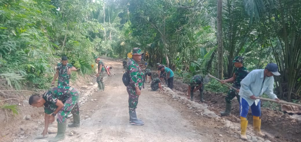 Komandan SSK TMMD Kodim 0204/DS Apresiasi Bantuan Warga di Lokasi