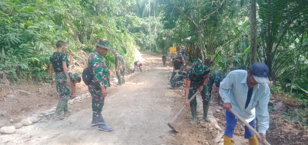 Bermodalkan Cangkul, Warga Ikut Rapikan Jalan TMMD Kodim 0204/DS