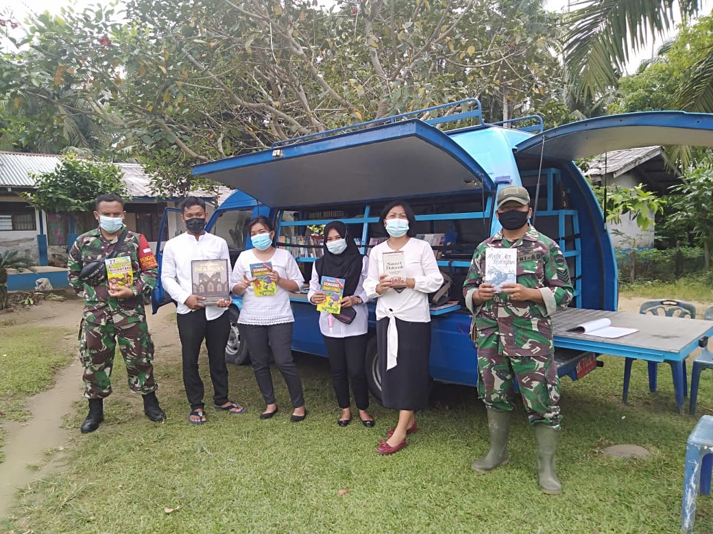 Cerdaskan Warga, Satgas TMMD Kodim 0204/DS dan Disdik Kerahkan Mobil Pintar