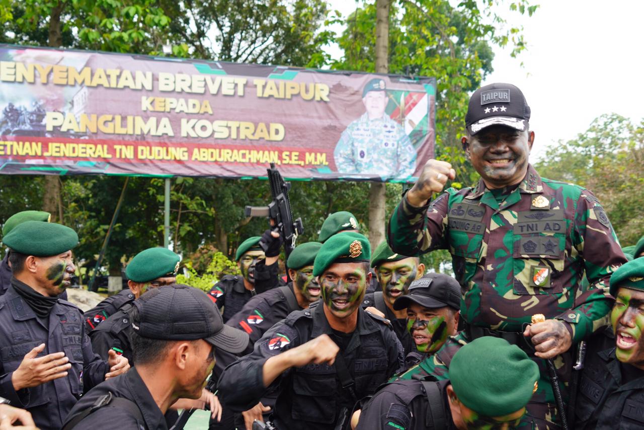 Pangkostrad dan Pati Kostrad Terima Brevet Pengintai Tempur Kehormatan