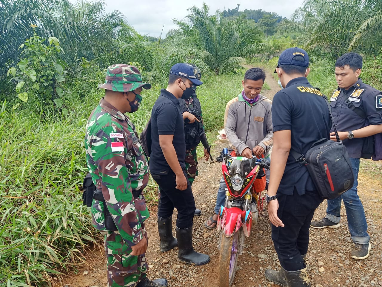 Satgas Pamtas Yonif Mekanis 643/Wns Patroli Bersama CIQS di Jalur Illegal Perbatasan RI-MLY