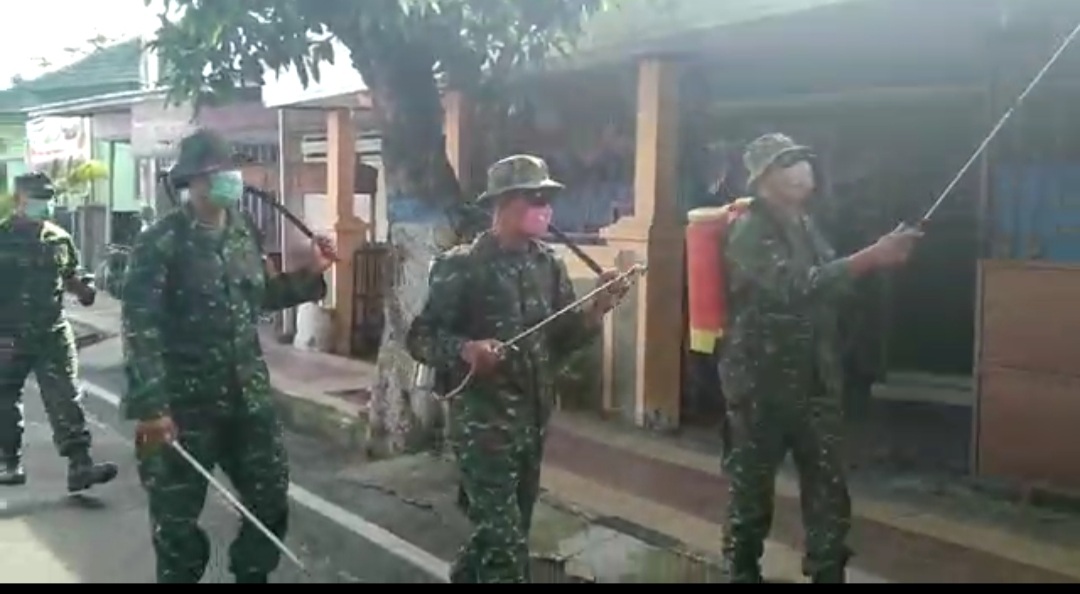 Cegah Penyebaran Covid-19, Posramil 0803/18 Manguharjo Laksanakan Penyemprotan Disinfektan